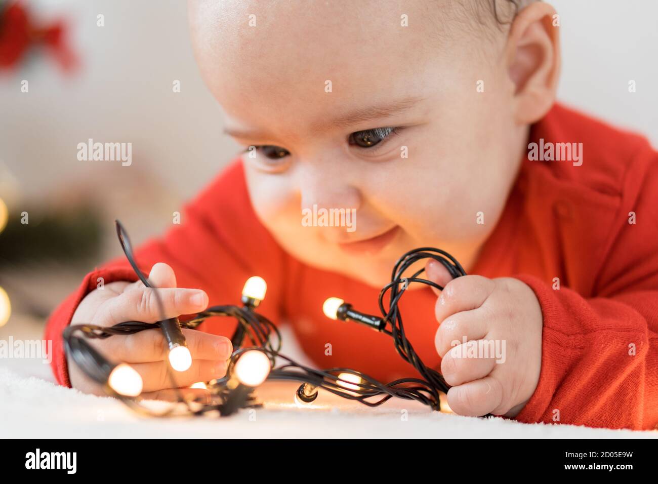 Noel Et Bonne Annee Bebes Enfance Vacances Concept Gros Plan 6 Mois Nouveau Ne Bebe Dans Des Vetements Rouges Sur Son Ventre Crawls Avec Des Decorations Photo Stock Alamy
