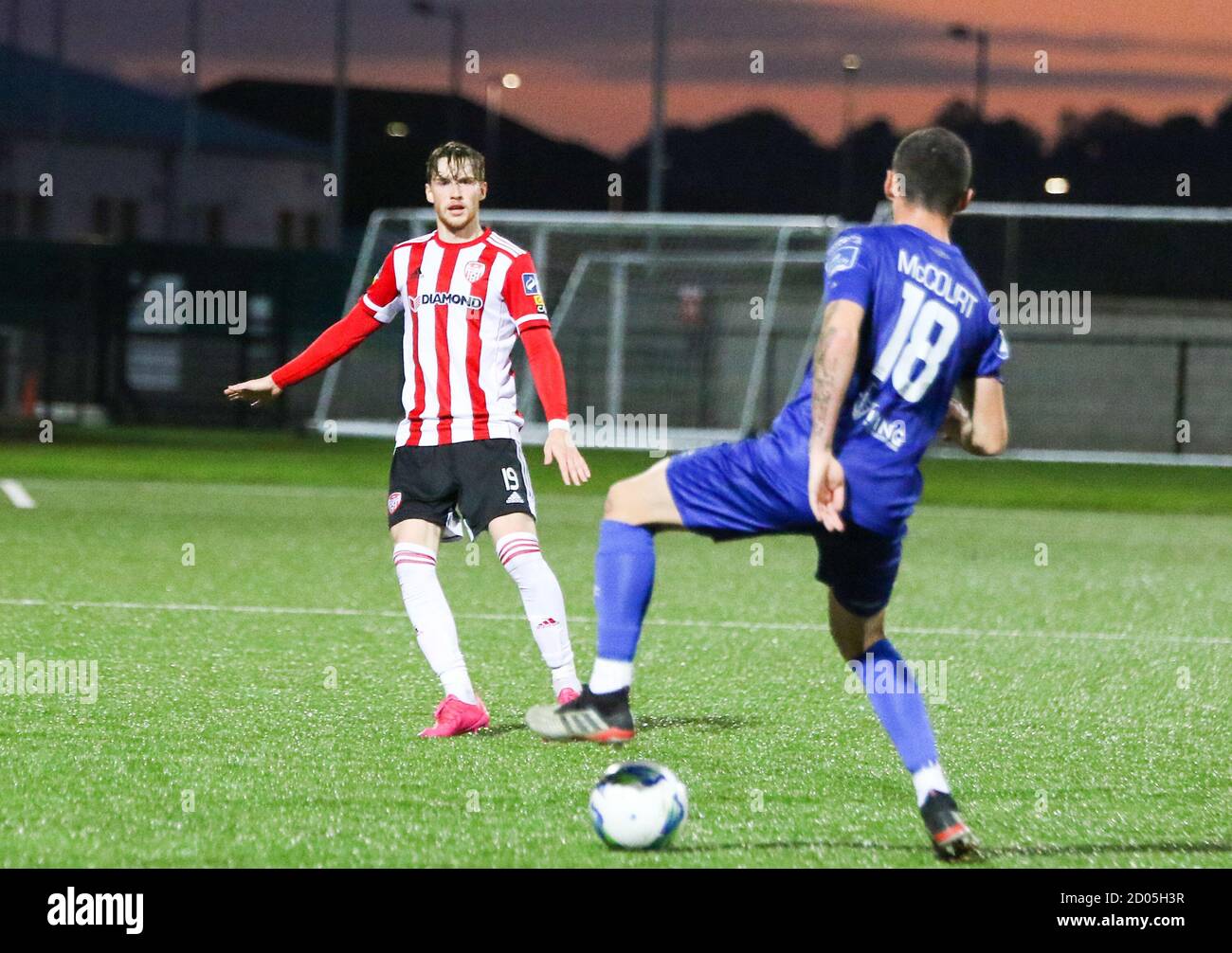 STEPHEN MALLON (Derry City FC) Garder un œil sur Robert McCourt ( Waterford) Pendant le montage de l'Airtricity League entre Derry City et Waterford Banque D'Images