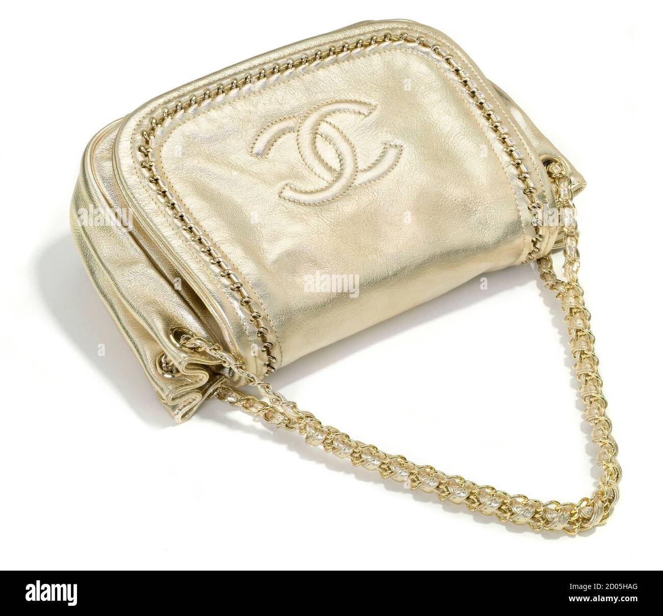 Sac à main en or Chanel avec poignée de maillon de chaîne photographiée sur un arrière-plan blanc Banque D'Images