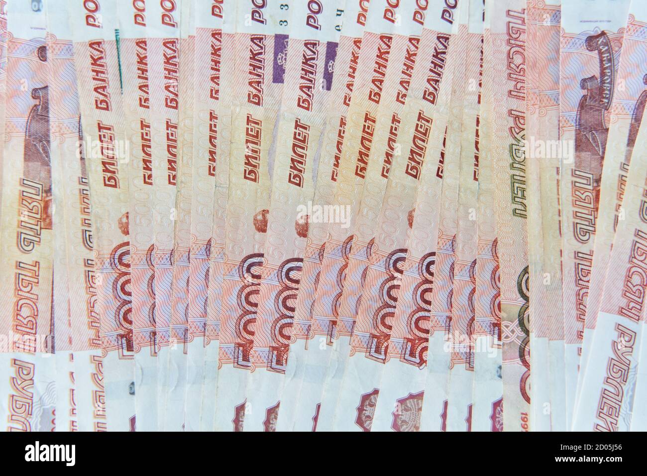 Gros plan des roubles russes sur cinq mille et mille billets. Banque D'Images