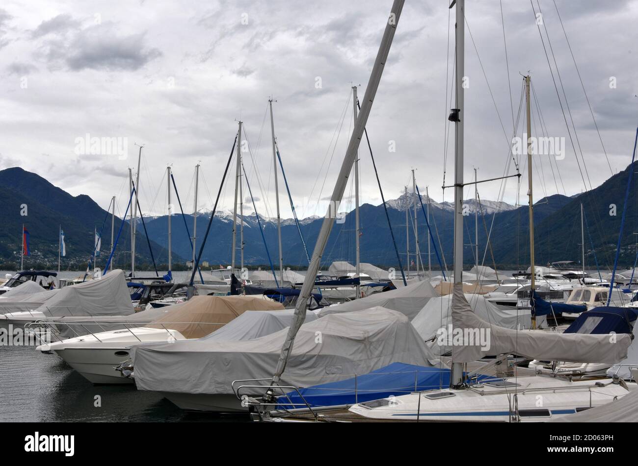 Yachts à voile dans une marina couverte pour la saison d'hiver et avec des voiles abaissées. Les navires s'ancrent sur le lac majeur à Locarno en Suisse. Banque D'Images