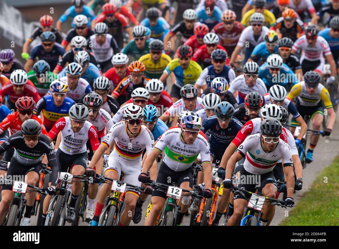 Les motards en action lors de la courte piste pour hommes à la coupe du monde de VTT à Nove Mesto na Morave, République tchèque, le 1er octobre 2020. (CTK pH Banque D'Images