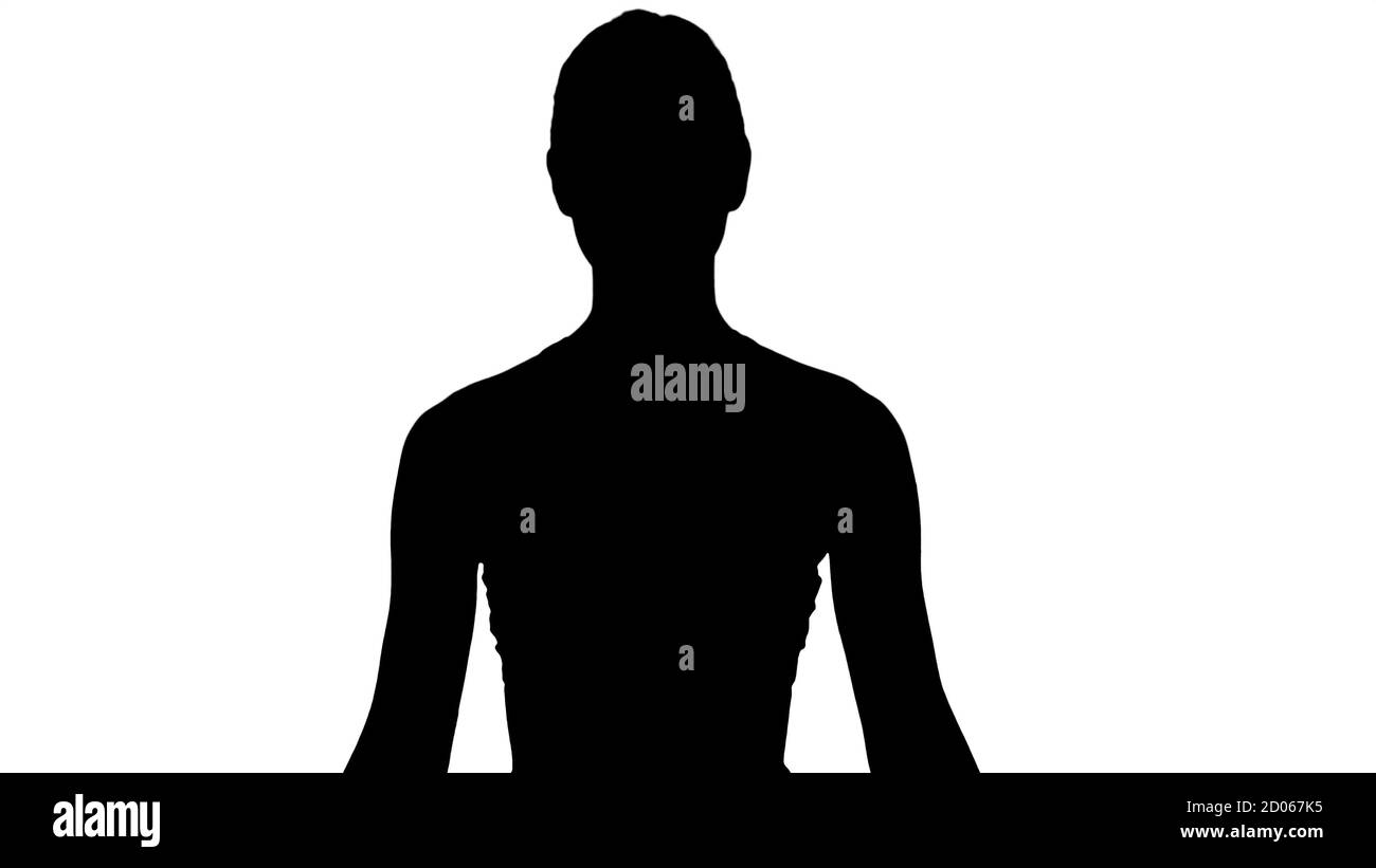 Silhouette femme pratiquant la méditation de yoga souriant. Banque D'Images