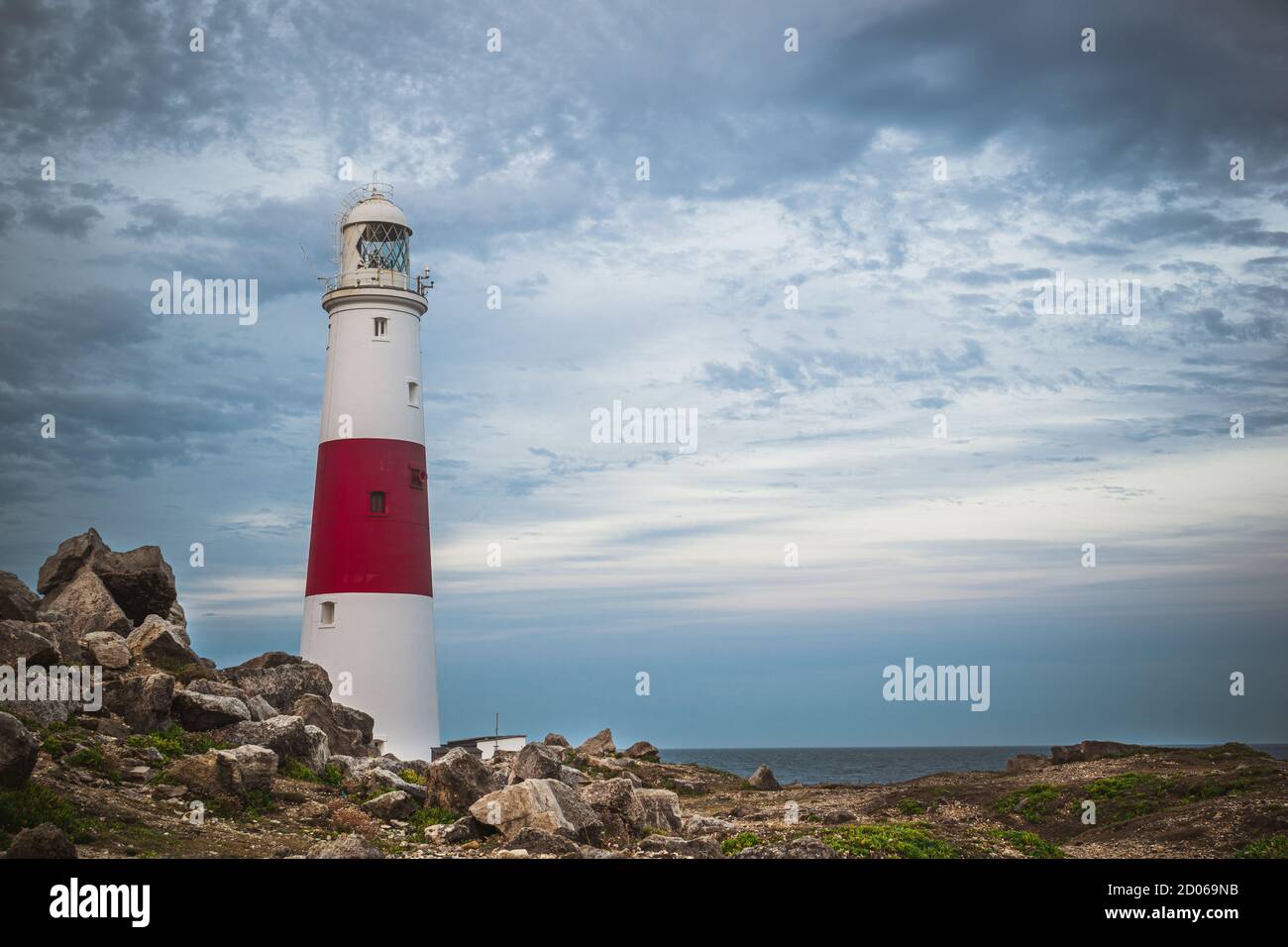 Portland, Royaume-Uni - 18 juillet 2020 : prise incroyable du phare de Portland avec un ciel magnifique couvert au début du coucher du soleil Banque D'Images