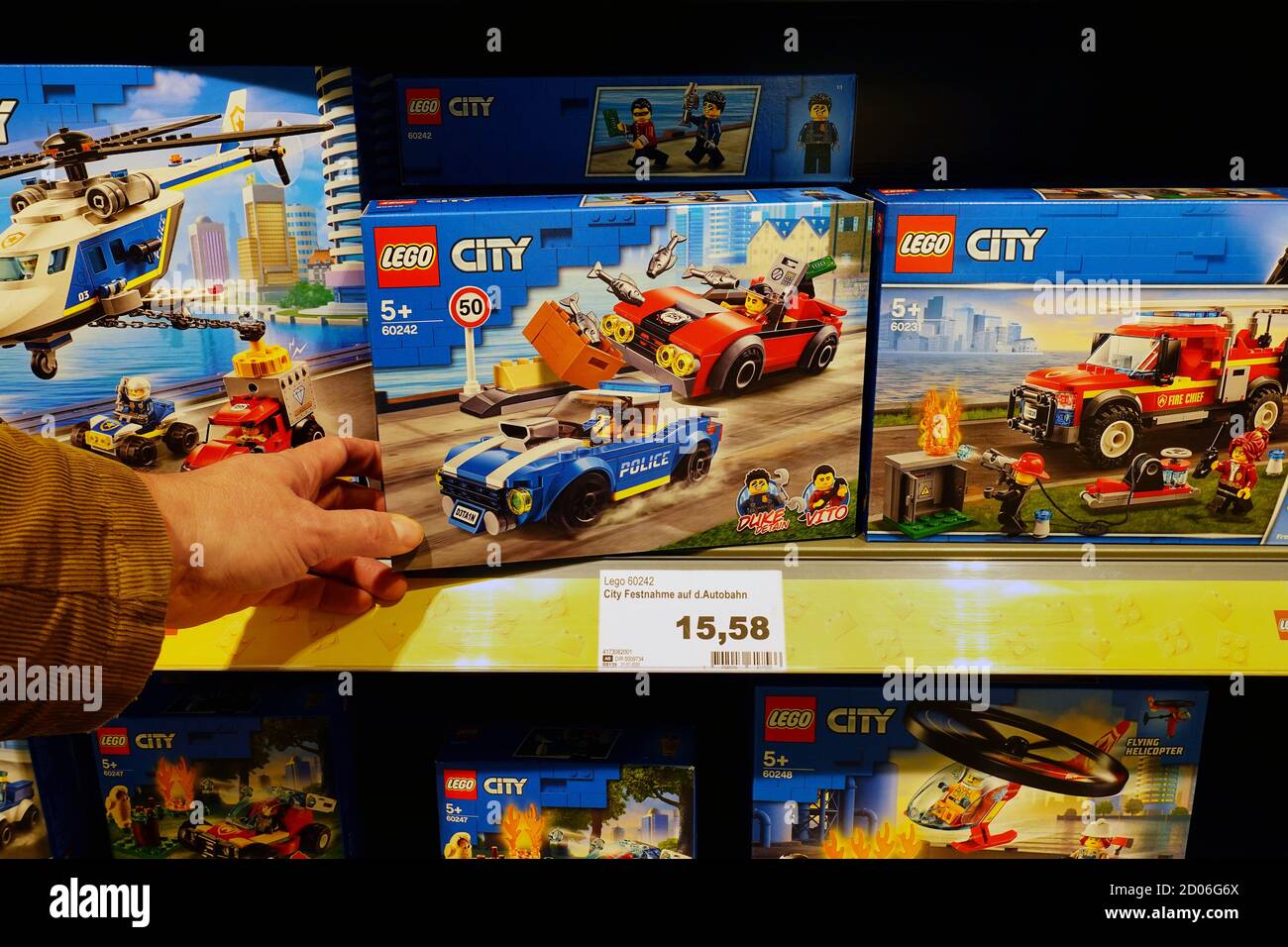 Boîtes LEGO City dans un magasin de jouets Banque D'Images