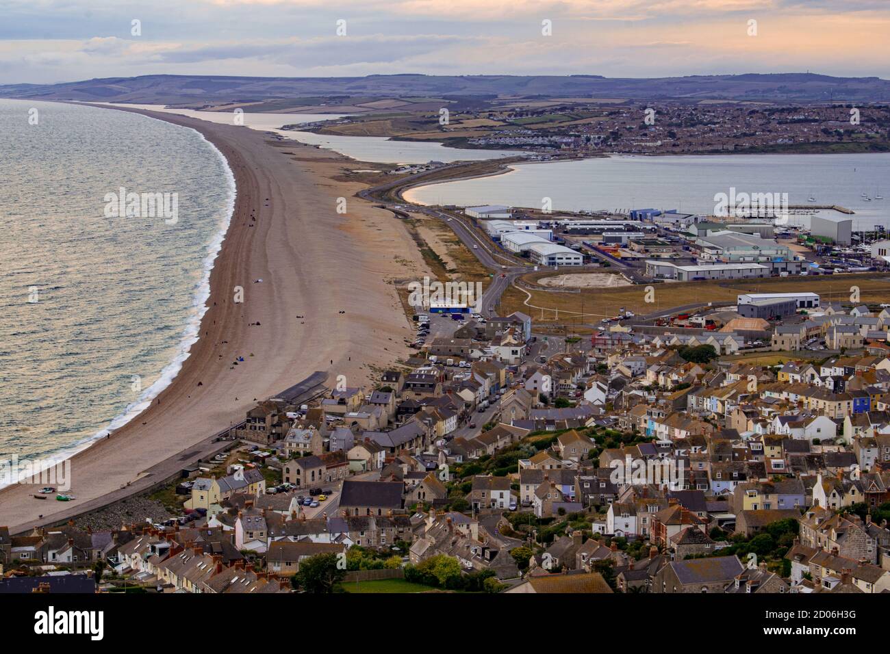 Magnifique vue panoramique sur l'île de Portland dans le Royaume Uni, photo montrant un rivage étroit menant à la partie continentale du Royaume-Uni, autour de l'océan Banque D'Images