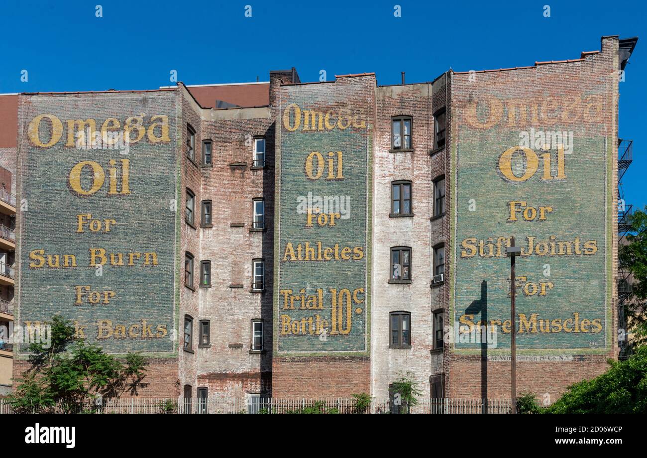 Une publicité fanée sur le poste de police de Harlem pour Omega Oil. Photo par Liz Roll Banque D'Images