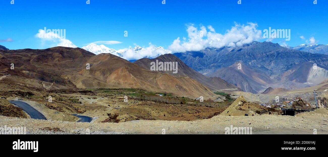 Panorama montagnes de l'Himalaya dans le Royaume de Mustang, Népal, paysage magnifique vallée de Kali Gandaki, paysage sauvage étonnant de l'Himalaya. Banque D'Images