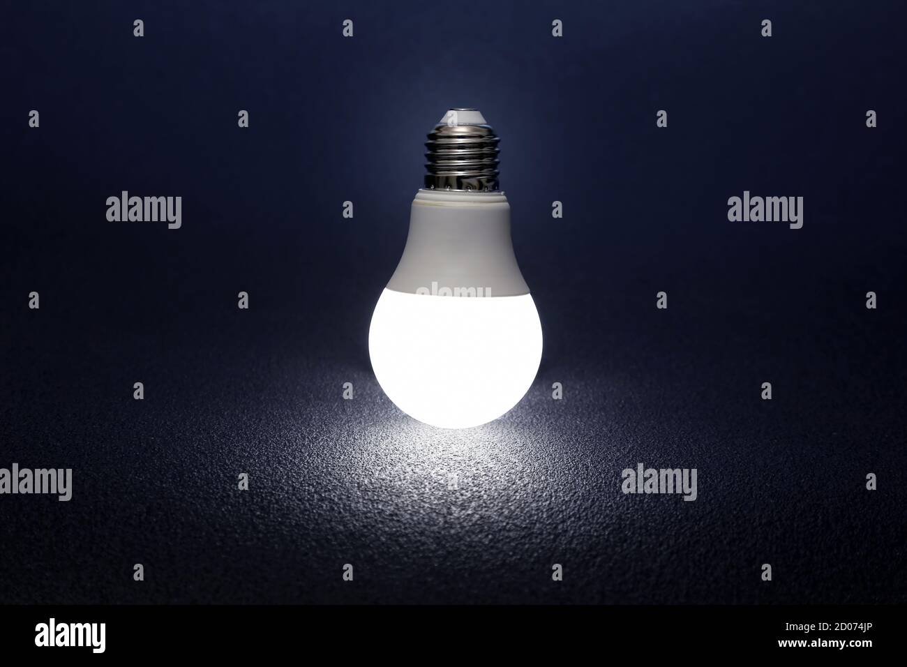 la lampe led moderne est allumée sur un arrière-plan sombre Photo Stock -  Alamy