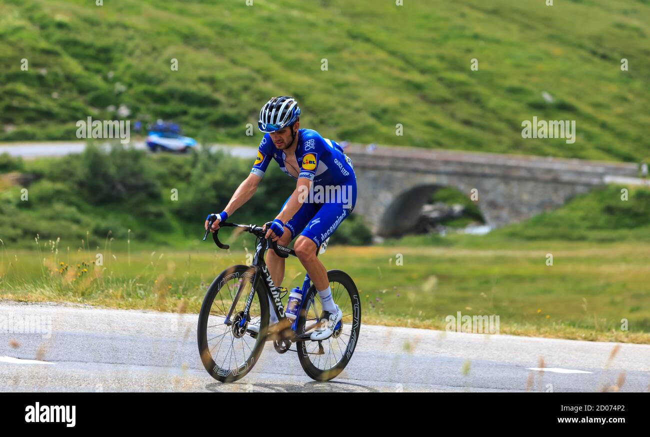 Col de Iseran, France - 26 juillet 2019 : le cycliste danois Kasper Asgreen de l'équipe Deceuninck-Quick-Step grimpez sur la route du col de Iseran pendant la marche Banque D'Images