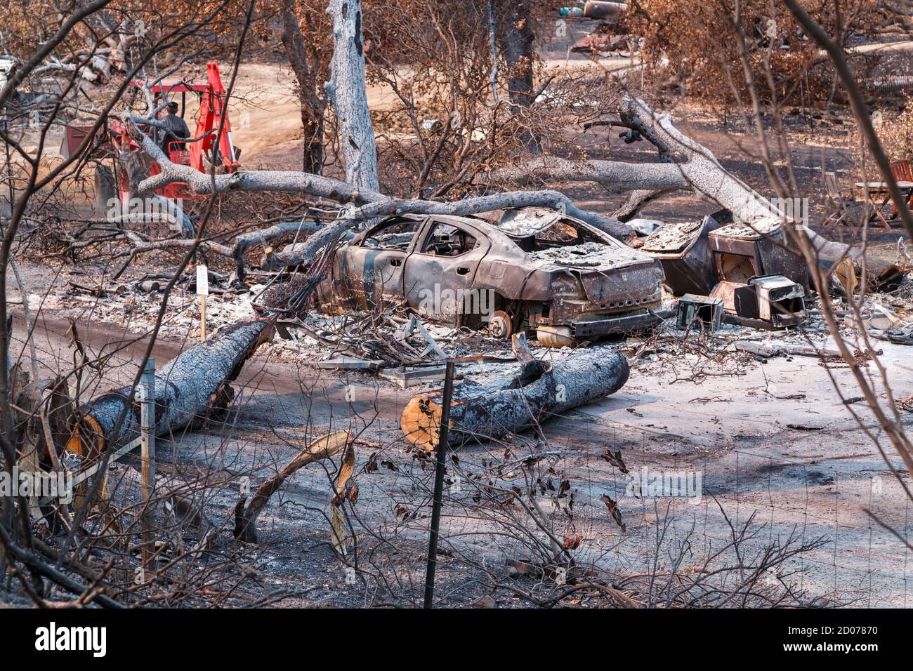 Oblitéré par les incendies de forêt, les biens et les véhicules ont malheureusement perdu à l'inferno dévastateur. Banque D'Images