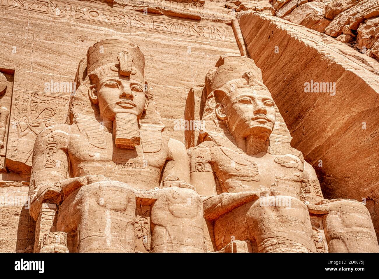 Dieu massive présents statuts à l'entrée du temple de Louxor à Assouan en Égypte. Banque D'Images