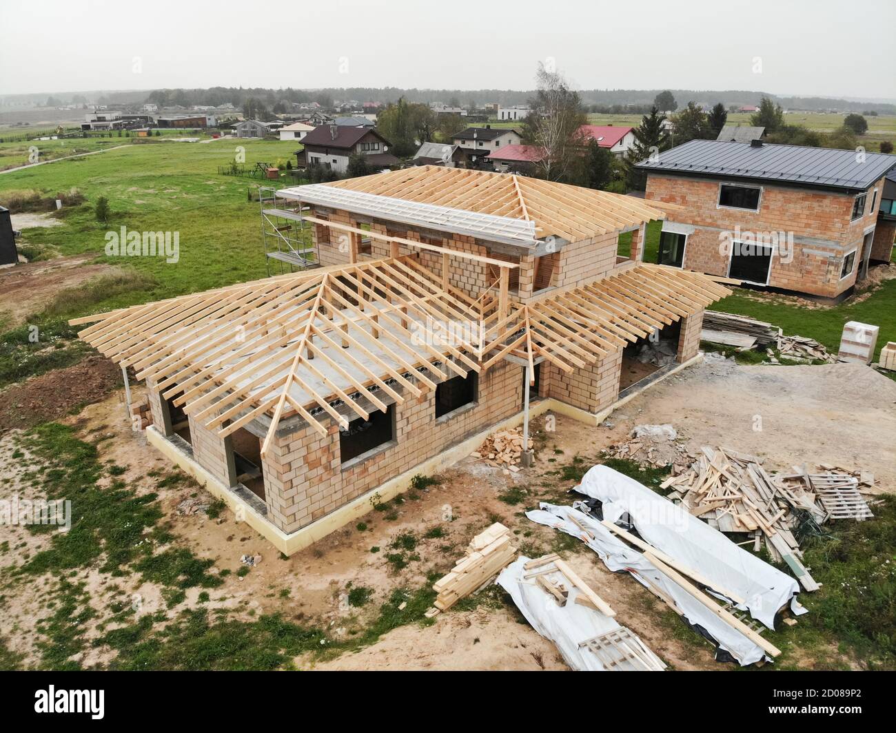 Vue aérienne de la nouvelle maison en construction sur le chantier de construction. Construction du toit en cours. Banque D'Images
