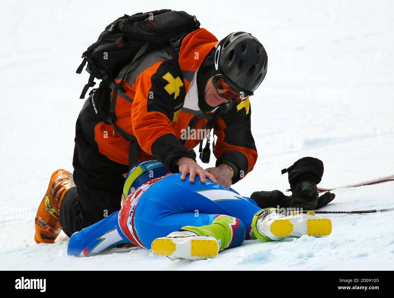 Marusa Ferk, de Slovénie, est suivie après une collision lors de l'entraînement de ski alpin pour la coupe du monde féminine de descente à Lake Louise, en Alberta, le 27 novembre 2012. REUTERS/Mike Blake (CANADA - Tags: SKI DE SPORT) Banque D'Images
