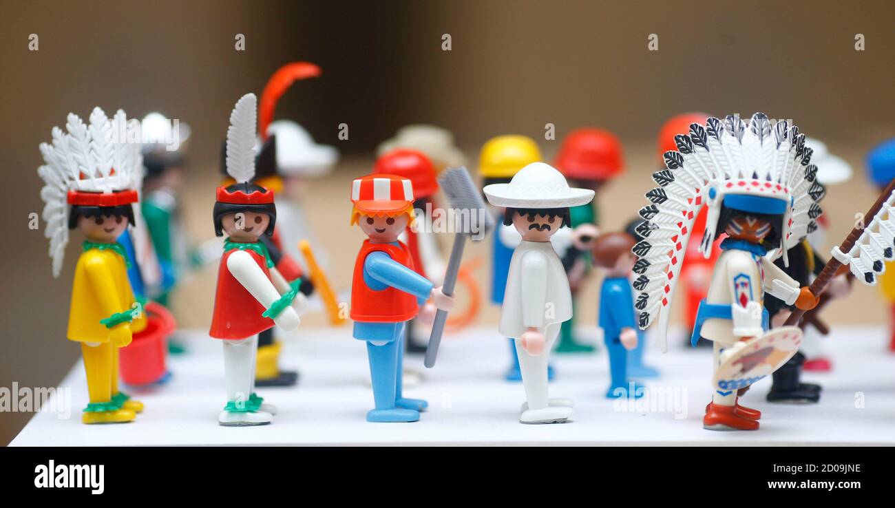 Les Personnages De Jouets Playmobil Sont Photographies Dans Une Usine De Geobra Brandstaetter A Zirndorf Pres De Nuremberg Le 9 Avril 14 Playmobil Celebre Son 40e Anniversaire En 14 Et Est Produit