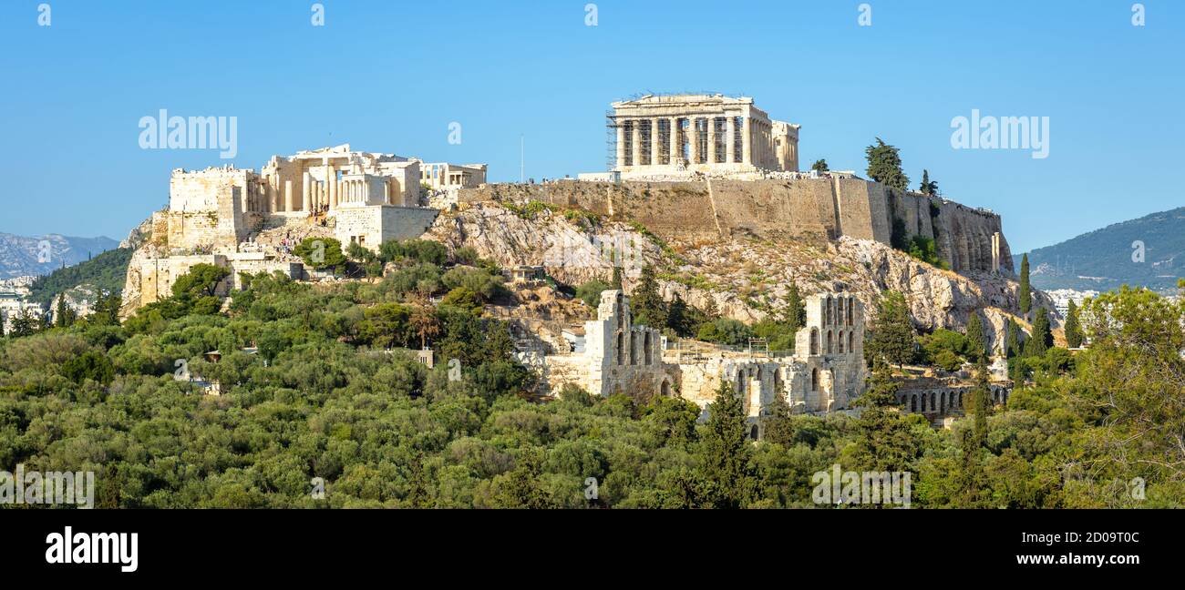 Acropole et Parthénon sur son sommet, Athènes, Grèce. Cet endroit est célèbre attraction touristique d'Athènes. Paysage urbain avec ruines grecques antiques, panor Banque D'Images
