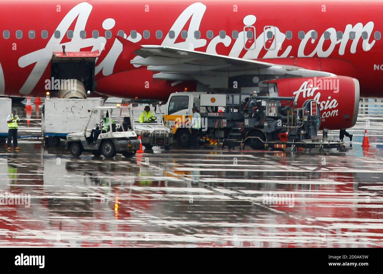 Staff Members Unload Airasia S Qz8501 From Surabaya To Singapore Which Took The Same Code As The Missing Plane That Took Off 24 Hours Earlier At Changi Airport In Singapore December 29 2014