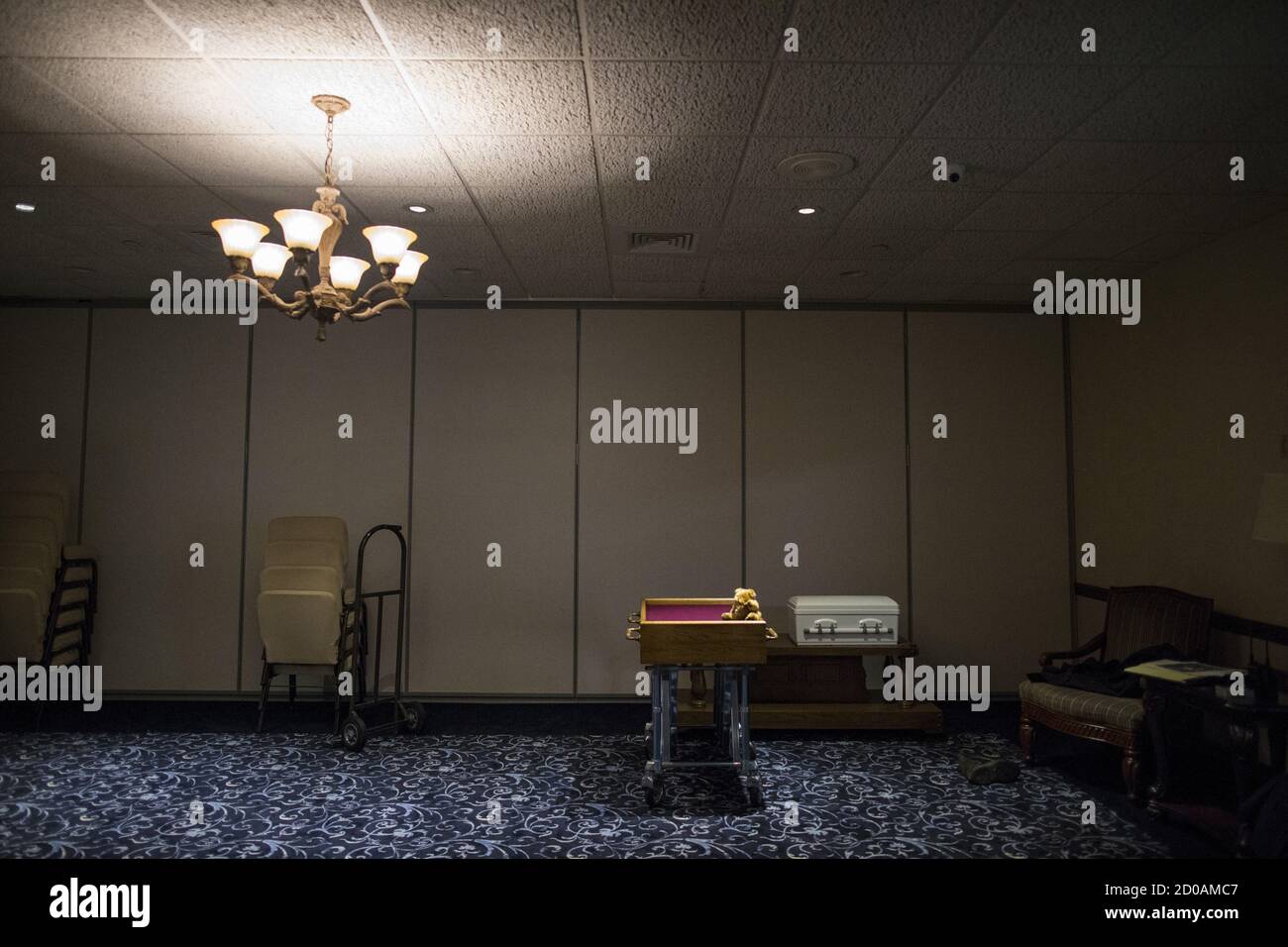 Un Cercueil Contenant Les Restes D Un Nouveau Ne Abandonne Est Vu Dans Une Chapelle Du Glueckert Funeral Home En Vue Des Services Funeraires Et Funeraires A Arlington Heights Illinois Etats Unis Le 19 Juin Un Cercueil Contenant Les Restes D Un Nouveau Ne Abandonne Est Vu Dans Une Chapelle Du Glueckert Funeral Home En Vue Des Services Funeraires Et Funeraires A Arlington Heights Illinois Etats Unis Le 19 Juin