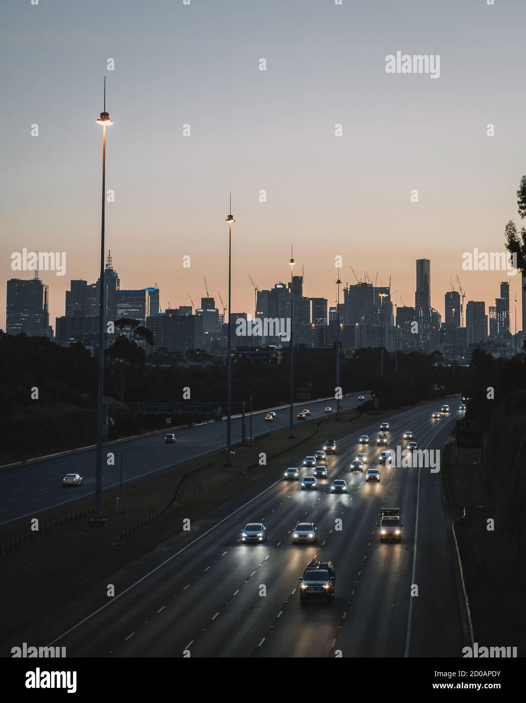 Coucher de soleil depuis le pont de l'autre côté de l'autoroute, Melbourne Australie Banque D'Images