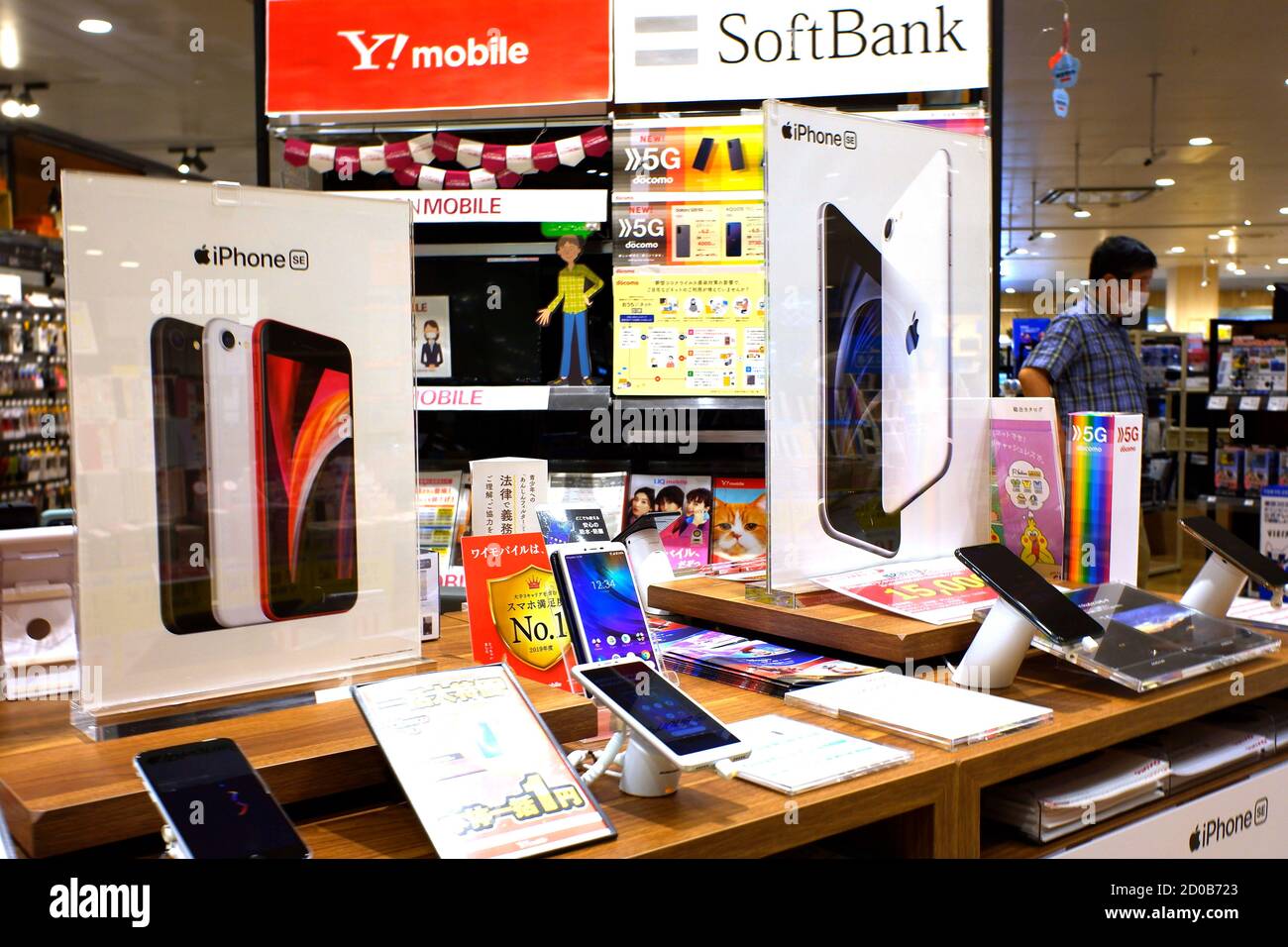 Tokyo, Japon. 2 octobre 2020. Les smartphones Apple iPhone 11 sont présentés dans une boutique Softbank à Tokyo, au Japon. Apple Inc. A lancé sa série iPhone 11 au Japon dans le contexte d'une concurrence accrue d'autres grands. Crédit : James Matsumoto/SOPA Images/ZUMA Wire/Alay Live News Banque D'Images