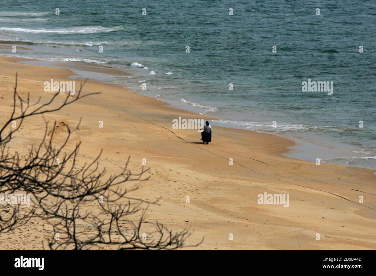 People ride on a motorcycle on Maungmagan beach near the town of Dawei in southern Myanmar November 19, 2011. Picture taken November 19, 2011. As the former British colony embarks on its most dramatic changes since the military took power in what was then known as Burma in a 1962 coup, mega-projects like the 250 sq km (97 sq mi) Dawei Special Economic Zone hint at even more significant changes ahead. Major road and rail routes from the industrial zone, built by Thailand's biggest construction company, Italian-Thai Development Plc, link Dawei's port to China, India and Southeast Asia, creating Banque D'Images