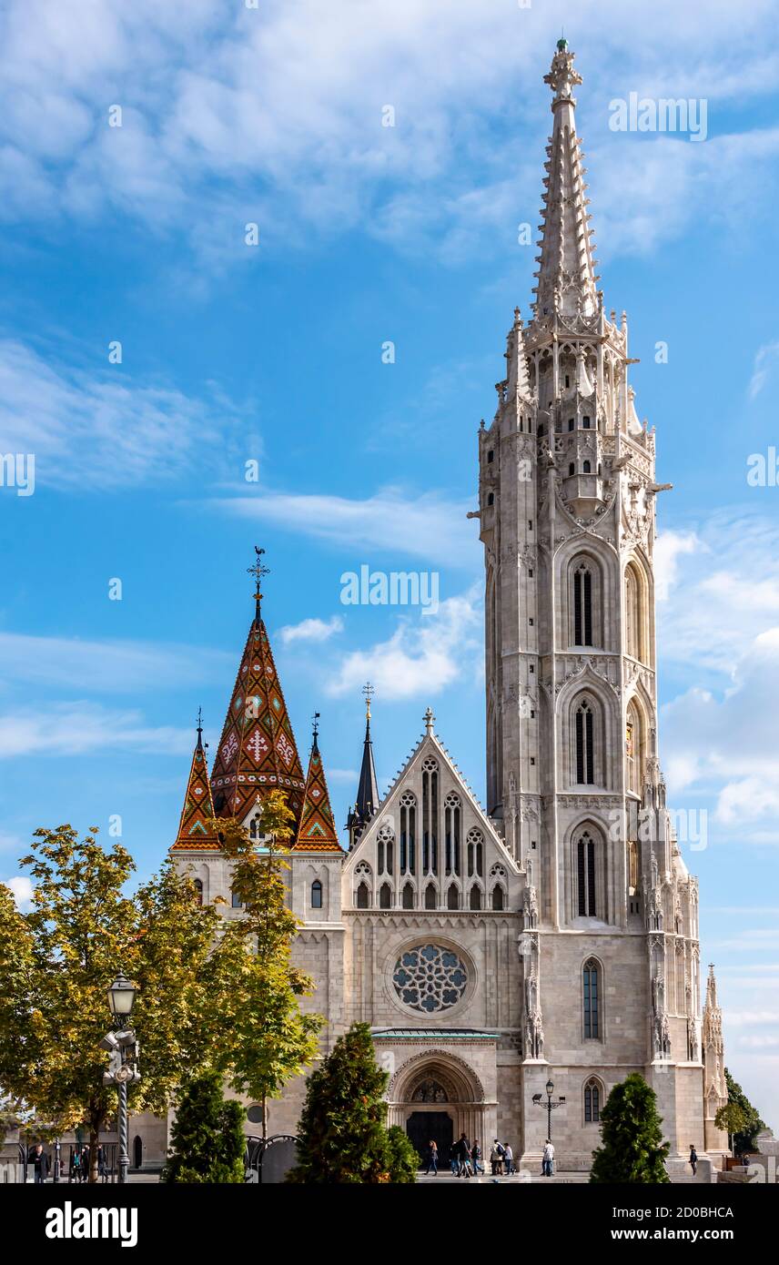 Vue sur l'église Saint-Matthias du XIIIe siècle avec clocher gothique à Budapest, Hongrie. Il est également connu sous le nom d'Église de l'Assomption du cas de Buda Banque D'Images