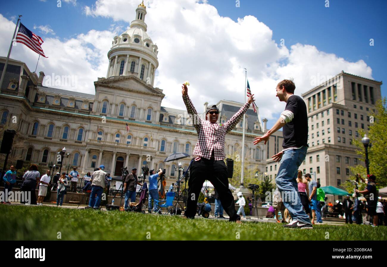 Les gens célèbrent lors d'un rassemblement à l'hôtel de ville de Baltimore  à Baltimore, Maryland, le 2 mai 2015. Samedi, un jubilant Baltimore s'est  rendu dans un week-end de rassemblements après que