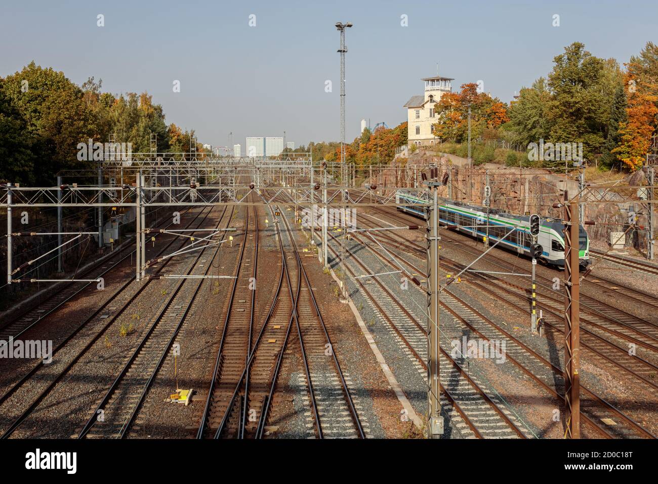 Helsinki, Uusimaa, Finlande 2020 le 2 octobre 2020 voies ferrées et train à pied. Ensoleillé, jour d'automne. Photo de haute qualité Banque D'Images