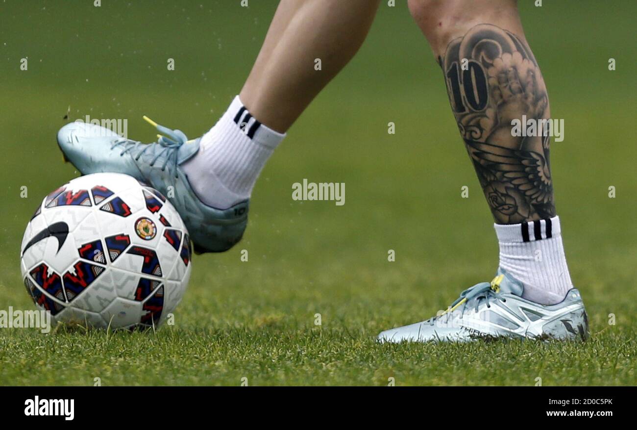 Tatouage Messi Jambe Coupe Du Monde Un tatouage est vu sur la jambe de l'attaquant argentin Lionel Messi lors  d'une séance d'entraînement à la Serena, le 22 juin 2015. L'Argentine  jouera contre la Colombie le 26 juin dans
