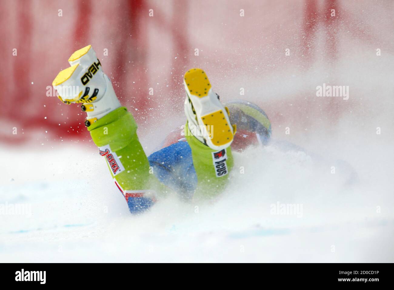 Marusa Ferk, de Slovénie, s'écrase lors de l'entraînement de ski alpin pour la coupe du monde féminine de descente à Lake Louise, en Alberta, le 27 novembre 2012. REUTERS/Mike Blake (CANADA - Tags: SKI DE SPORT) Banque D'Images