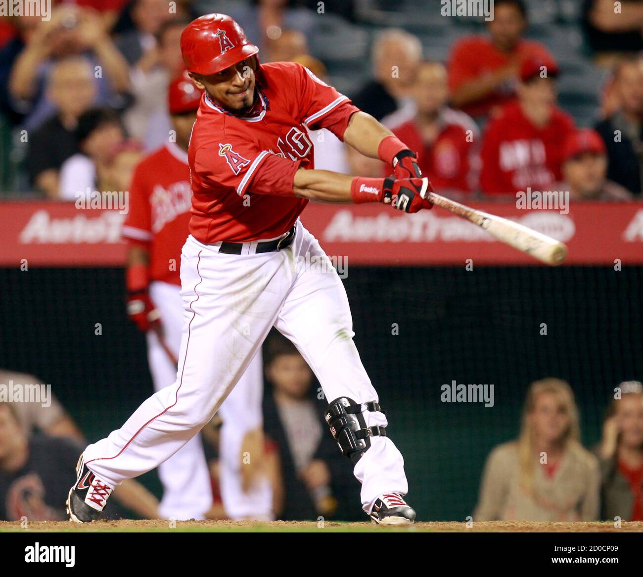 Los Angeles Angels Maicer Izturis hits the game-winning RBI single to score Alberto Callaspo against the Washington Nationals during the 10th inning of their MLB baseball game against the Los Angeles Angels in Anaheim, California June 27, 2011. REUTERS/Lucy Nicholson (UNITED STATES - Tags: SPORT BASEBALL) Banque D'Images