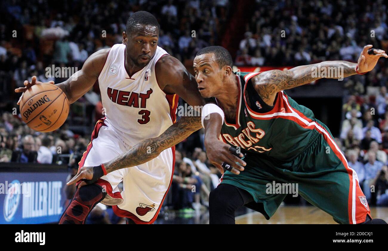 Dwyane Wade (L) de Miami Heat se déplace contre la Monta Ellis de Milwaukee  Bucks dans la première moitié de leur match de basketball NBA à Miami,  Floride le 21 novembre 2012.