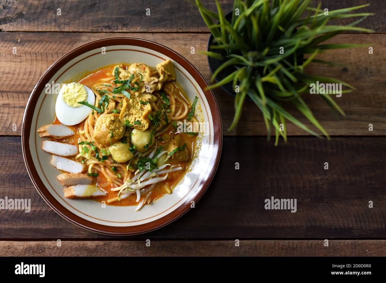 Nouilles au curry dans un plat. Célèbre nourriture appelée Mee Kari en malaisie. Nouilles dans une sauce au curry de poulet Banque D'Images