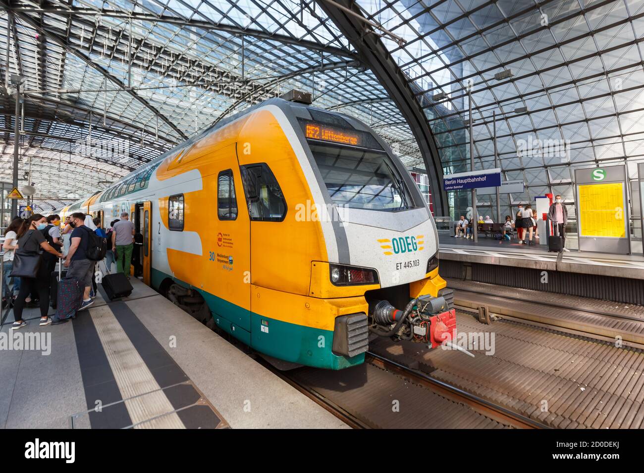 Berlin, Allemagne - 20 août 2020 : train régional de banlieue ODEG à la gare centrale de Berlin Hauptbahnhof Hbf en Allemagne. Banque D'Images
