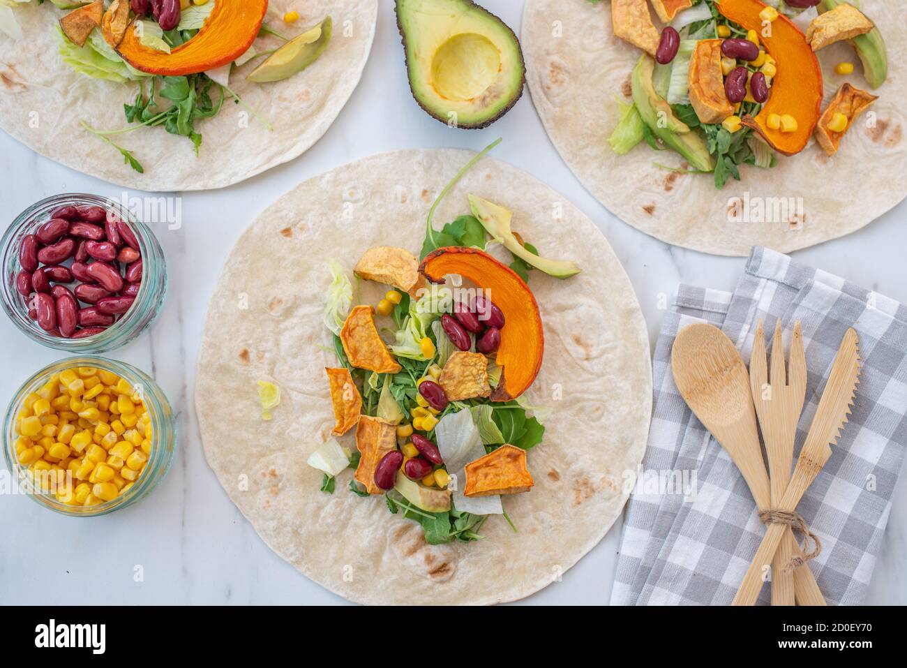 Ouvrez des tortilla végétaliennes avec des patates douces, des haricots, de l'avocat et de la citrouille Banque D'Images