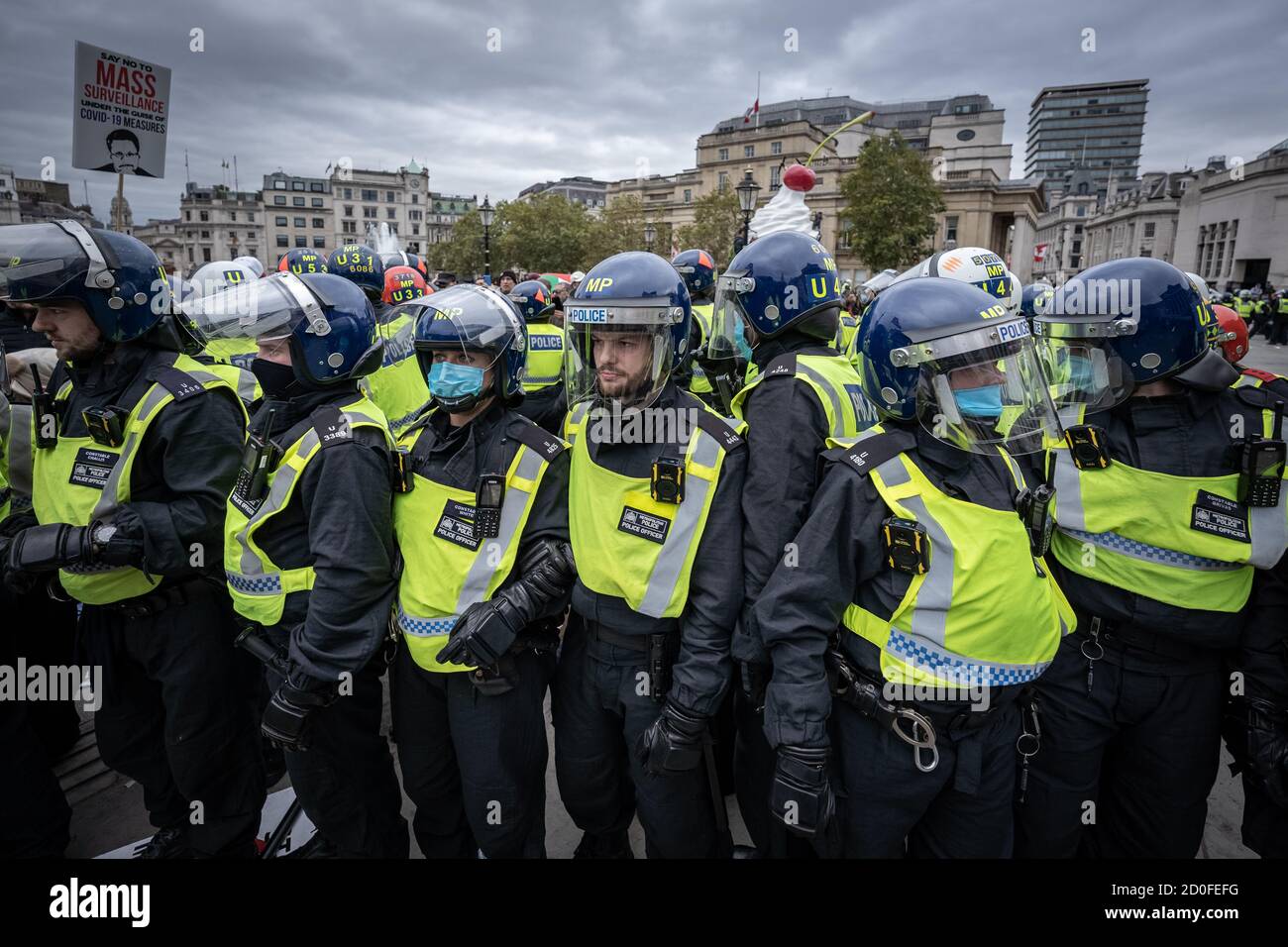 Des milliers de manifestants sans masque ignorent la prise de distance sociale pour les manifestations et les manifestations anti-verrouillage de Trafalgar Square, Londres, au Royaume-Uni. Banque D'Images
