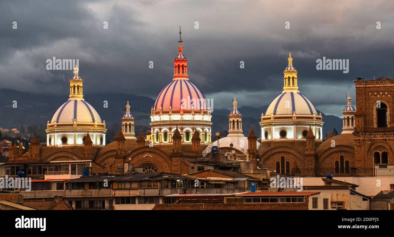 Nouvelle Cathédrale dômes en Cuenca (Equateur) s'allument en couleurs du drapeau de la ville pour le jour de l'indépendance, illustré au crépuscule. Banque D'Images