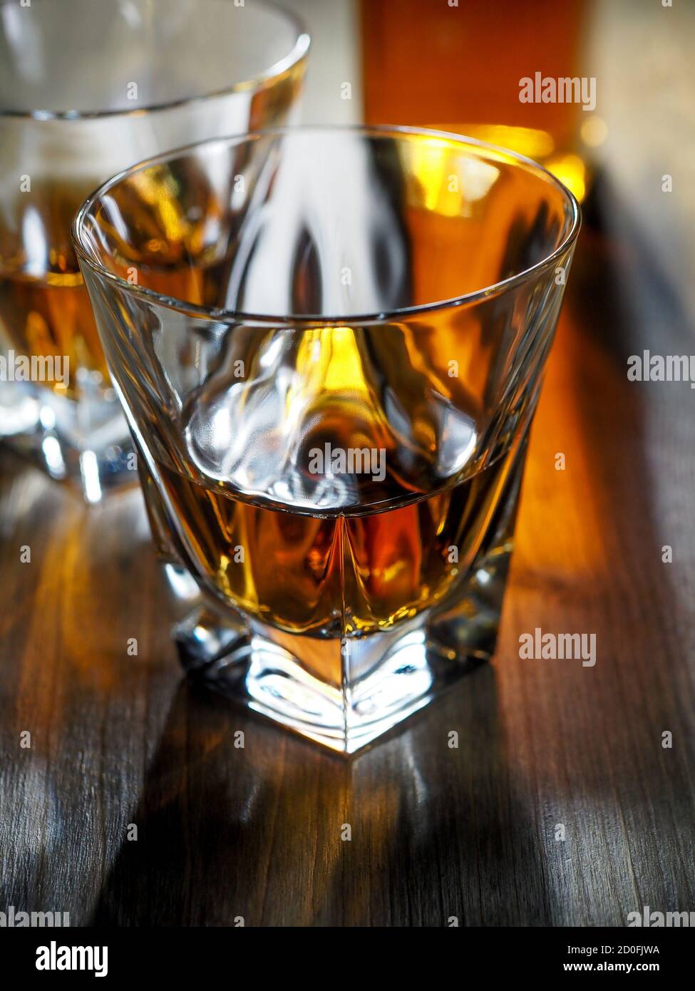 Deux verres de whisky et une bouteille sur un table en bois Banque D'Images