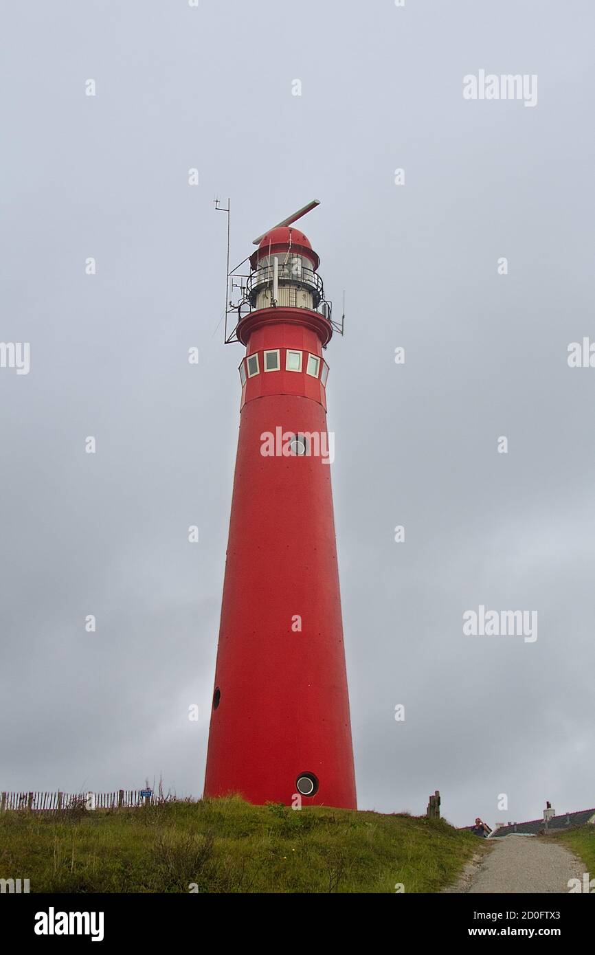 Phare rouge de l'île néerlandaise Schiermonnikoog Banque D'Images
