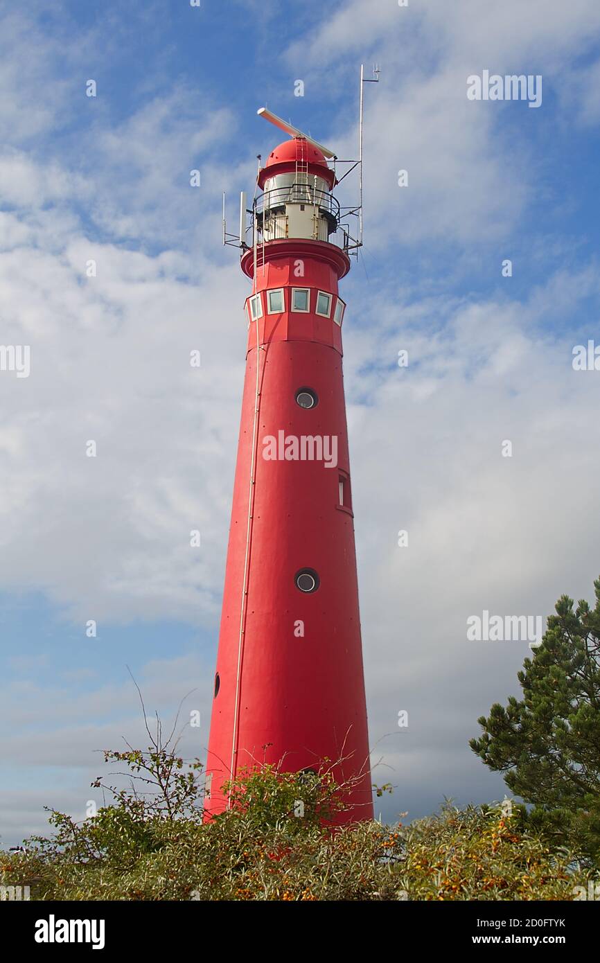 Phare rouge de l'île néerlandaise Schiermonnikoog Banque D'Images