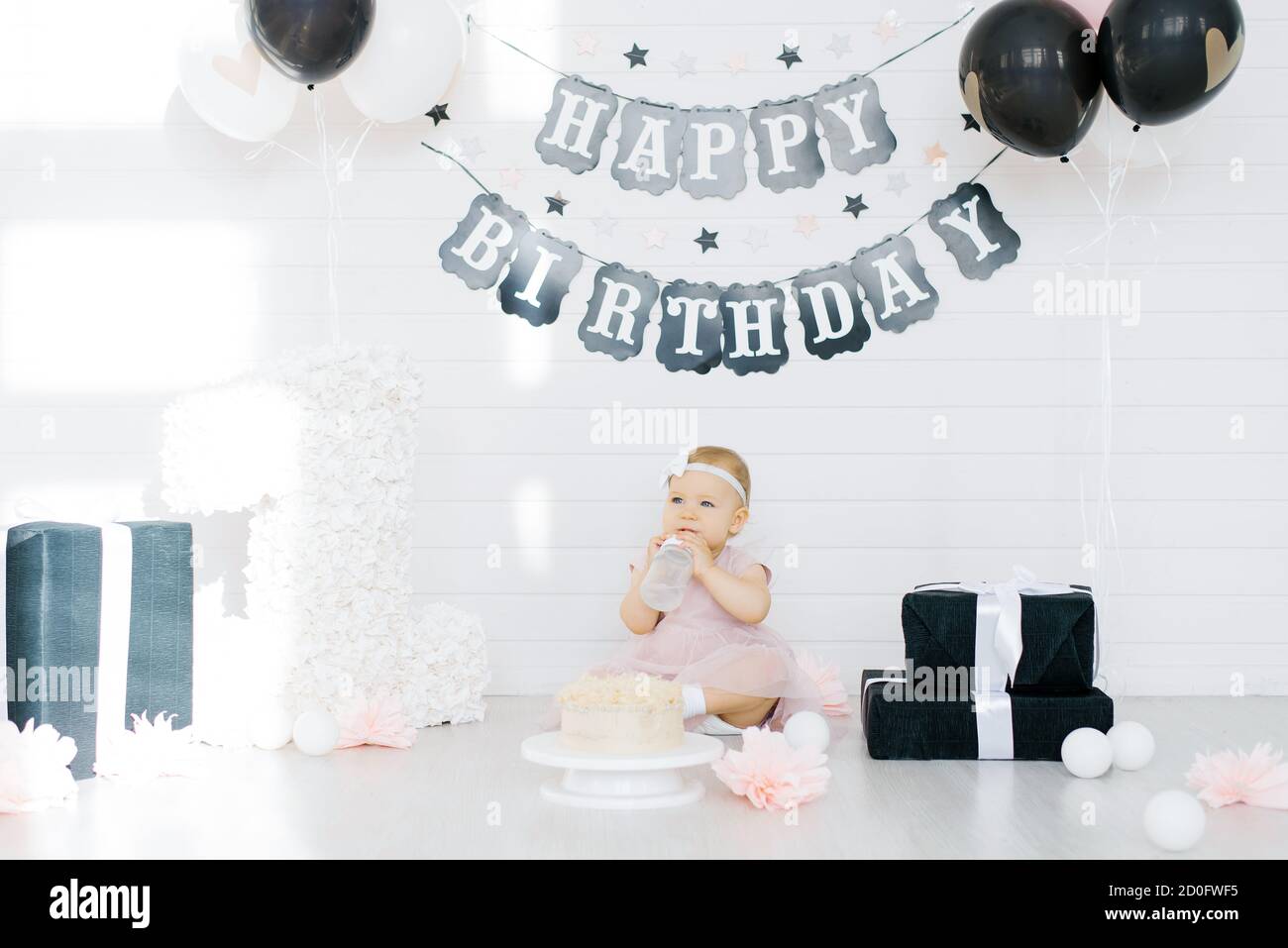 Anniversaire Fille 1 An Assis Dans La Zone De Photo Entoure De Cadeaux Fleurs Photo Stock Alamy