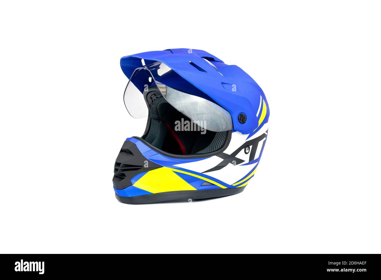 Casque de motocross multicolore isolé sur fond blanc. Banque D'Images