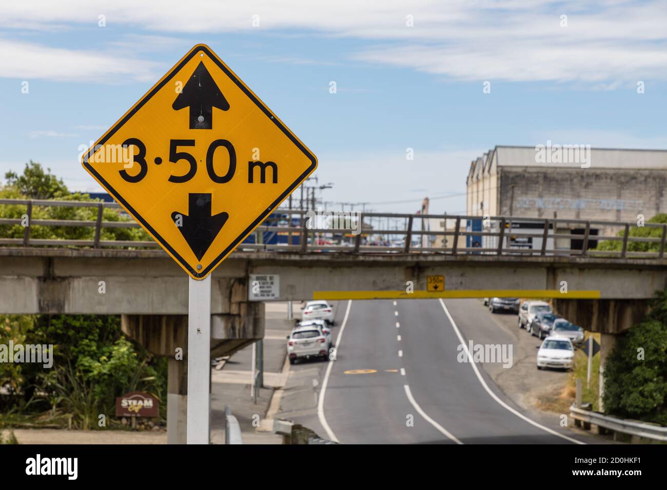 Panneau d'avertissement de hauteur indiquant une limite de 3,50 mètres pour le passage inférieur du chemin de fer à Oamaru, Otago, Nouvelle-Zélande Banque D'Images