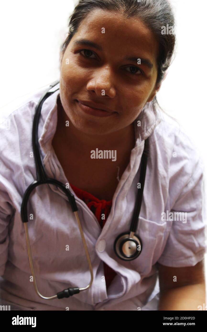 Femme médecin avec stéthoscope avec un portrait heureux et souriant. Banque D'Images