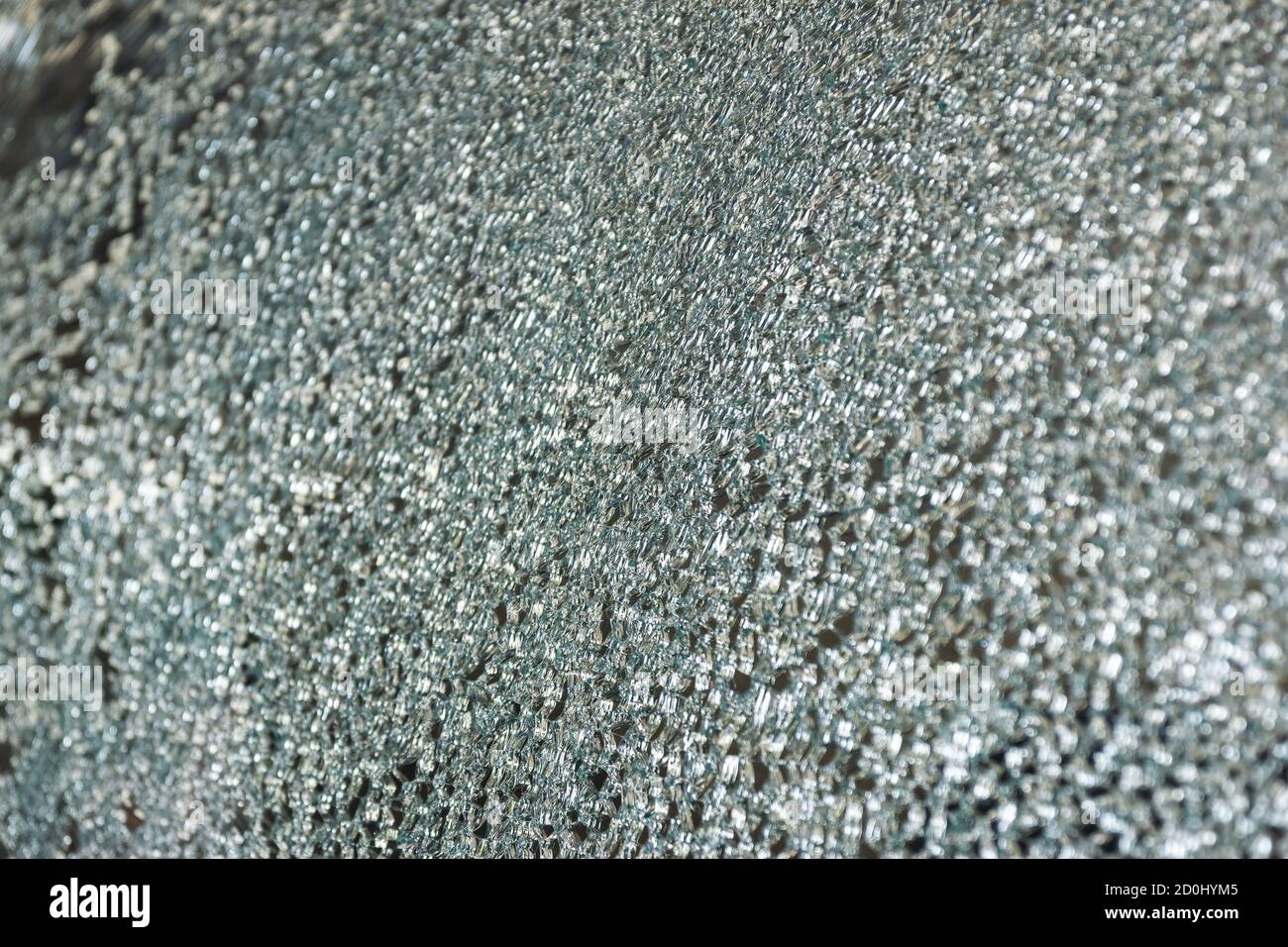 Gros plan de la vitre de la voiture fissures causées par un accident sur la route menant à la réclamation d'assurance dans le garage. Banque D'Images