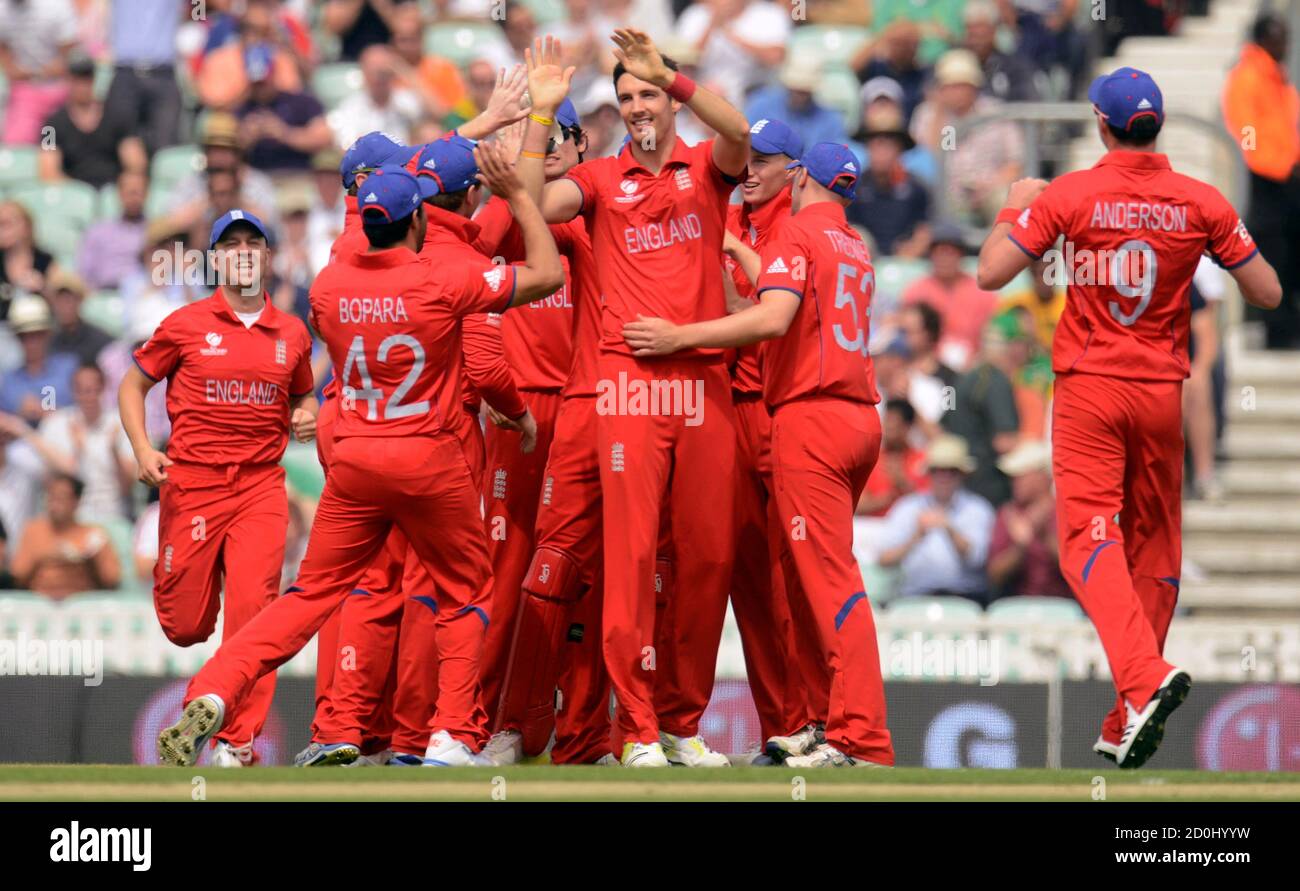 L'Angleterre Steven Finn (4e R) est félicité après avoir rejeté le Hashim Amla d'Afrique du Sud lors du match de demi-finale du Trophée des champions de l'ICC au terrain de cricket ovale à Londres le 19 juin 2013. REUTERS/Philip Brown (GRANDE-BRETAGNE - Tags: SPORT CRICKET) Banque D'Images