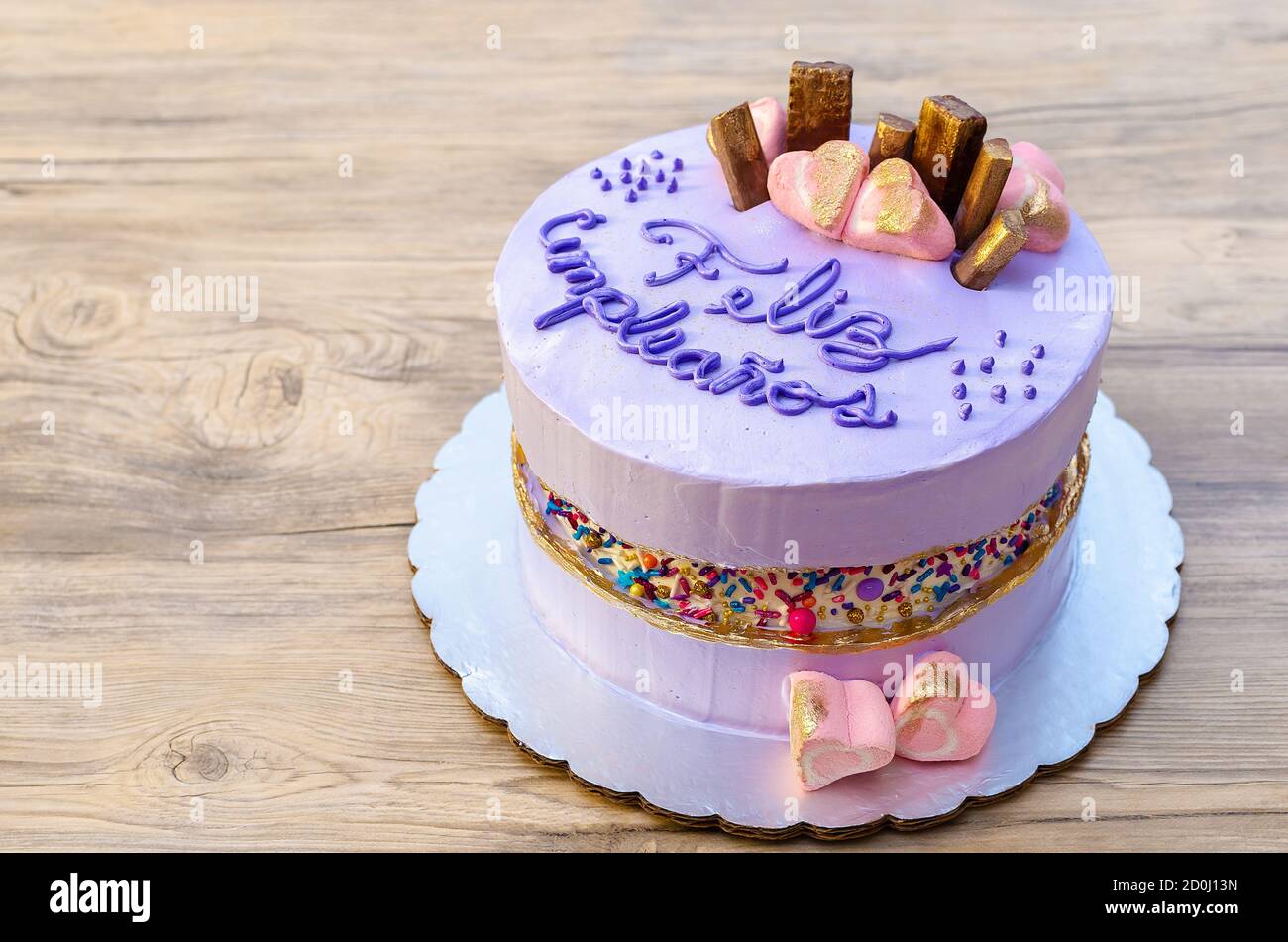 Mauve Gateau D Anniversaire Violet Decore De Chocolats Et De Saupoudres Colores Sur Fond De Bois Gateau De Ligne De Defaut Photo Stock Alamy