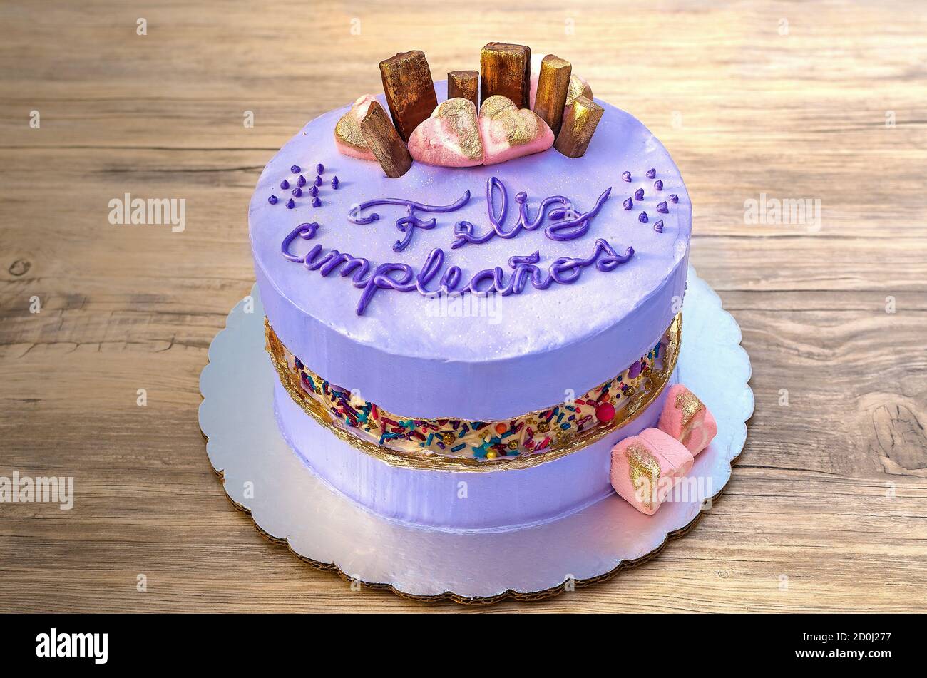 Mauve Gateau D Anniversaire Violet Decore De Chocolats Et De Saupoudres Colores Sur Fond De Bois Gateau De Ligne De Defaut Photo Stock Alamy