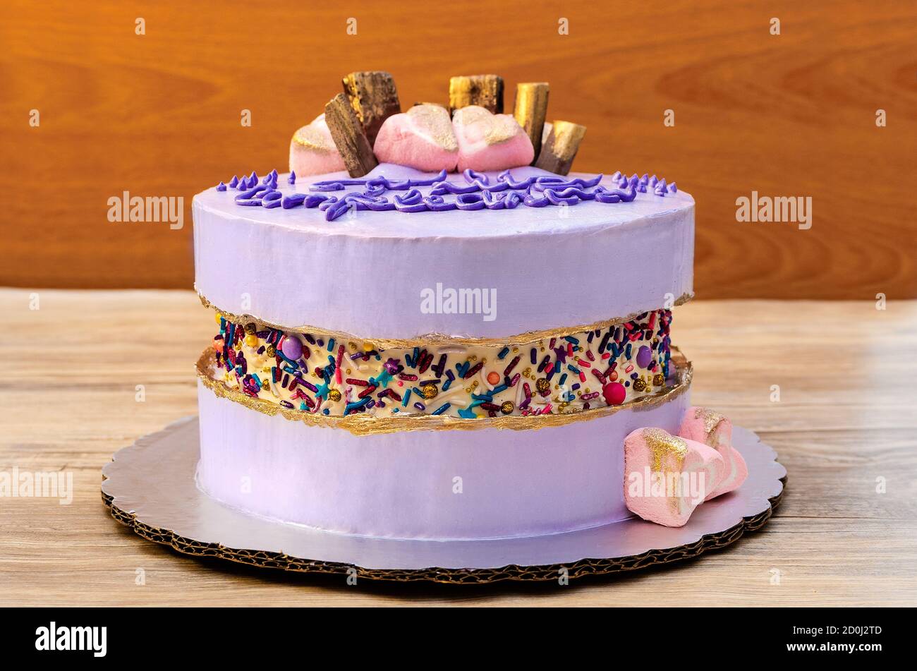 Mauve Gateau D Anniversaire Violet Decore De Chocolats Et De Saupoudres Colores Sur Fond De Bois Gateau De Ligne De Defaut Photo Stock Alamy