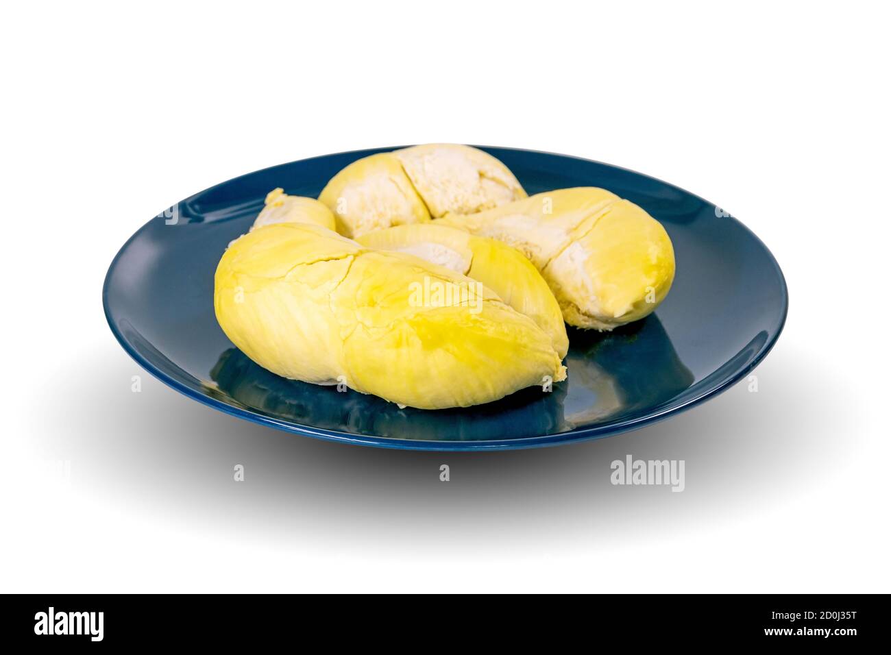 Durian qui a été pelé de la peau et placé sur une assiette est prêt à manger, isolé sur fond blanc. Banque D'Images Durian qui a été pelé de la peau et placé sur une assiette est prêt à manger, isolé sur fond blanc. Banque D'Images